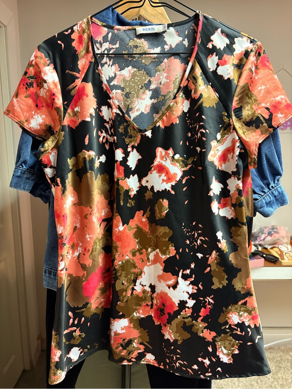 791. Floral V-Neck Short Sleeve Top in Black and Olive - Picture 3 of 3